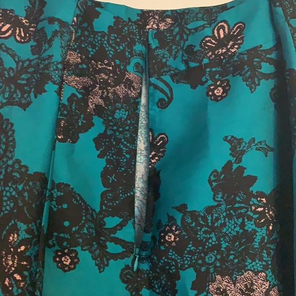 🎉 2/50 Stunning Formal Two Piece - Picture 8 of 9